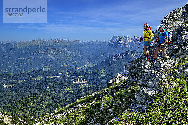 Italien  Provinz Belluno  Wanderpaar genießt die Aussicht auf dem Alta Via Dolomiti Bellunesi Trail