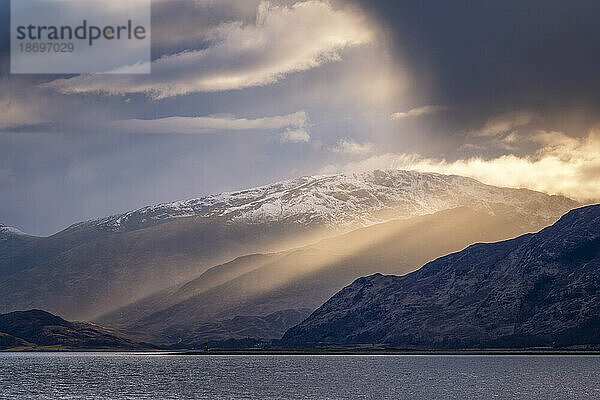 Großbritannien  Schottland  untergehende Sonne beleuchtet Loch Linnhe