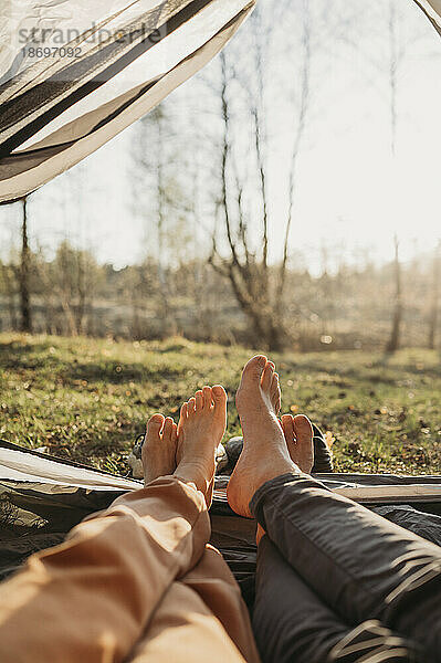 Paar entspannt sich an einem sonnigen Tag im Zelt