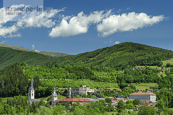 Österreich  Kärnten  Gmund  Stadt mit bewaldeten Hügeln im Hintergrund