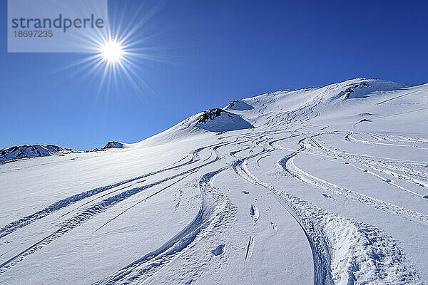 Österreich  Tirol  Sonne scheint über dem schneebedeckten Sidanjoch