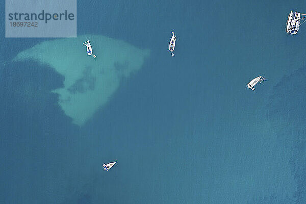 Spanien  Balearen  Formentera  Drohnenansicht von Booten  die auf der blauen Oberfläche des Mittelmeers schwimmen