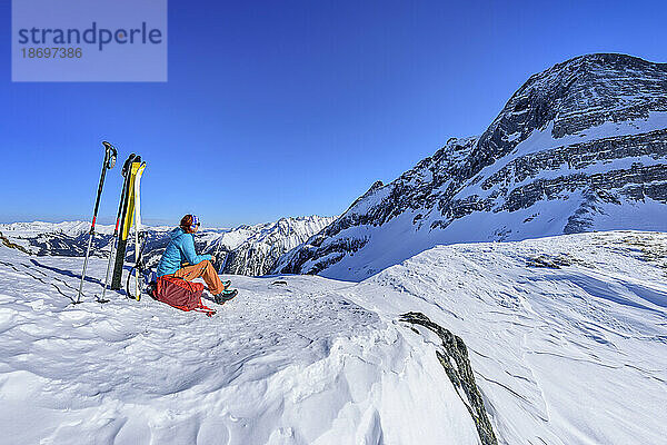 Österreich  Tirol  Skifahrerin macht Pause am Torhelm