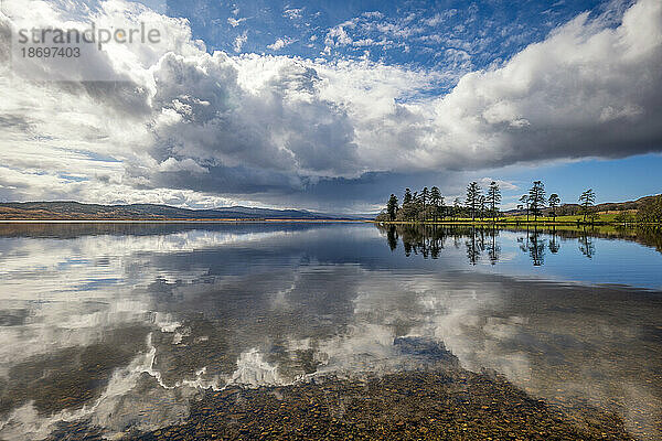Großbritannien  Schottland  Wolken spiegeln sich im Loch Shiel