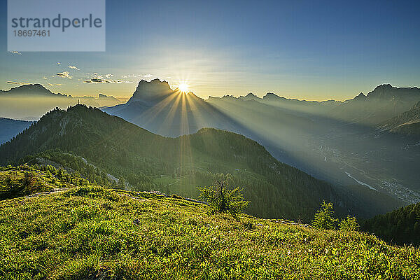 Italien  Venetien  Blick vom Monte Rite auf den Monte Pelmo bei Sonnenuntergang