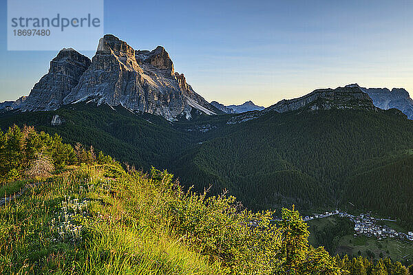 Italien  Venetien  Blick auf den Monte Pelmo vom Monte Punta