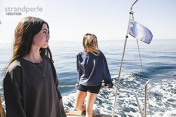 Freunde genießen Urlaub auf einem Boot  das im Meer segelt