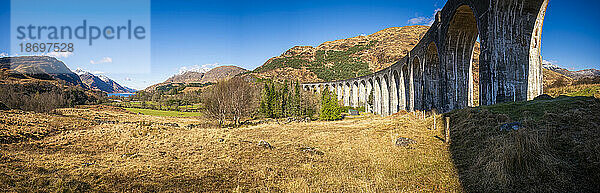 Großbritannien  Schottland  Panoramablick auf das Glenfinnan-Viadukt