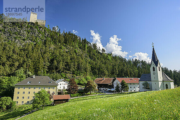 Österreich  Tirol  Dorf am Fuße der Burg Kronburg