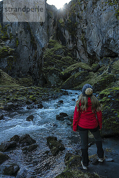 Blick von hinten auf eine Frau  die die Schluchten und die Landschaft von Thorsmörk erkundet  einem Gebiet von außergewöhnlicher Schönheit im Süden Islands; Thorsmörk  Südküste  Island