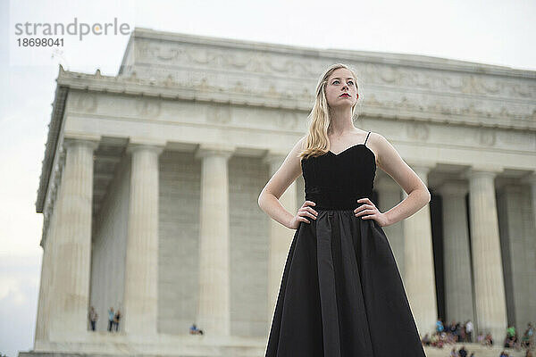 Porträt eines Teenager-Mädchens in der National Mall mit dem Lincoln Memorial im Hintergrund  Washington DC  USA; Washington  District of Columbia  Vereinigte Staaten von Amerika