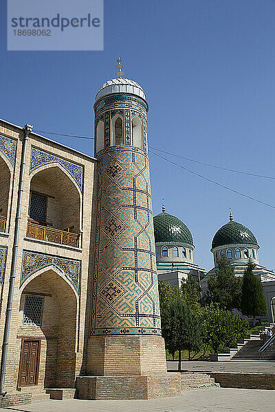 Dzhuma-Moschee (rechts) und Ko'kaldosh-Medresse (links); Taschkent  Usbekistan