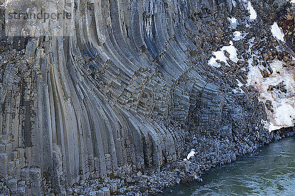 Nahaufnahme der Basaltsäulen der Stuðlagil-Schlucht in Nordisland  die eine surreale Landschaft schaffen; Stuðlagil Canyon  Nordostisland  Island