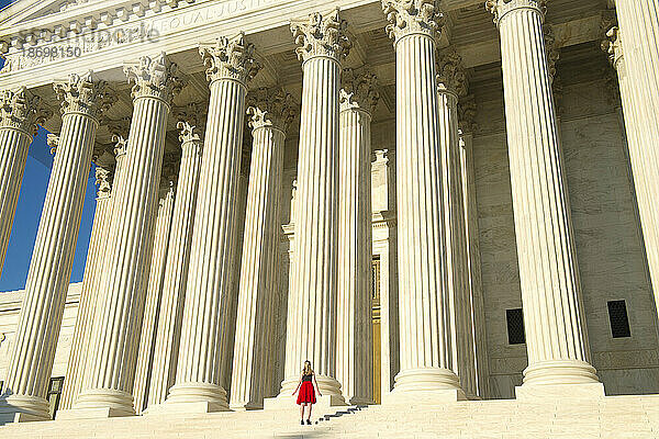 Teenagermädchen am Obersten Gerichtshof der USA in Washington  DC  USA; Washington  District of Columbia  Vereinigte Staaten von Amerika