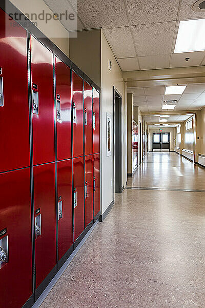 Flur und Schließfächer in einer kürzlich renovierten und modernisierten ländlichen High School; Namao  Alberta  Kanada