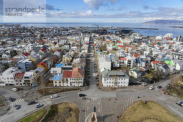 Eine Luftaufnahme der Innenstadt von Reykjavík von der Spitze der Kirche aus gesehen. Die bunten Häuser erzeugen einen schönen Effekt; Reykjavík  Island