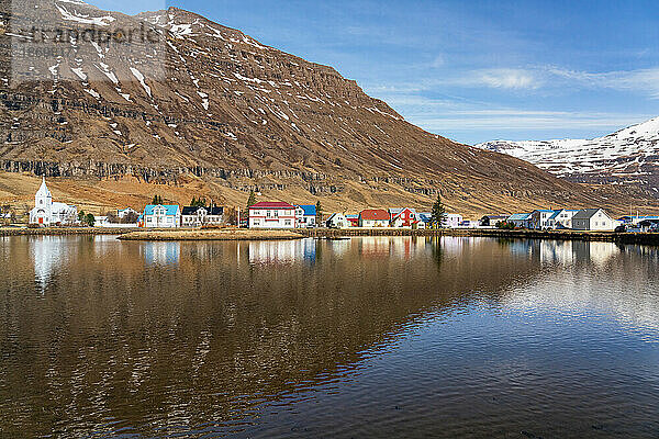 Malerische Nahaufnahme der Stadt Seyðisfjörður (Seydisfjördur)  die sich im ruhigen Wasser spiegelt; Ostfjorde  Ostisland  Island