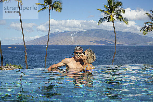 Paar genießt den Infinity-Pool im Four Seasons Resort; Wailea  Maui  Hawaii  Vereinigte Staaten von Amerika