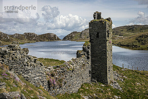 Die Ruinen von Three Castle Head  Dunlough  mit malerischer Aussicht auf die umliegenden Hügel und die Landschaft der Halbinsel Mizen; West Cork  Irland