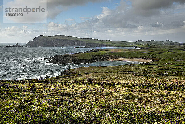 Küstenblick entlang der Dingle-Halbinsel des Nordatlantiks in Richtung Island; Kerry  Irland