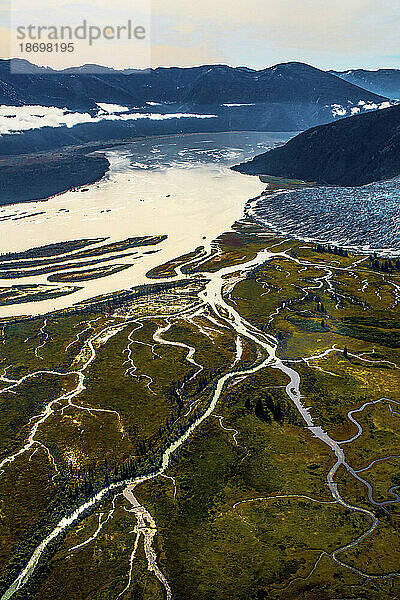 Eine Luftaufnahme der Gletscher des Taku Inlet in Alaska.