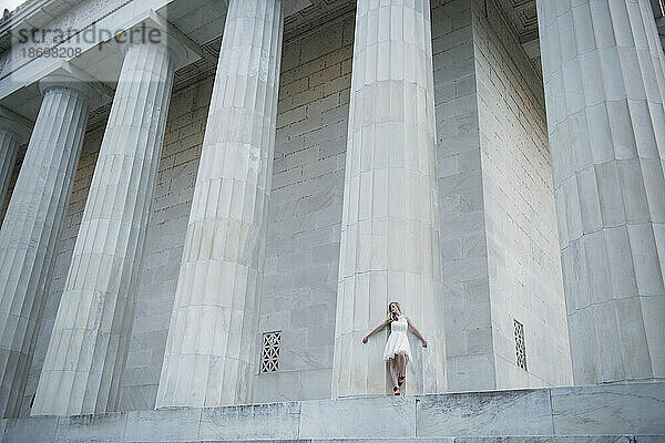 Teenager-Mädchen steht vor einer großen Säule am Lincoln Memorial in Washington DC  USA; Washington  District of Columbia  Vereinigte Staaten von Amerika