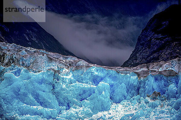 Gletschereis und Berge im Südosten Alaskas.