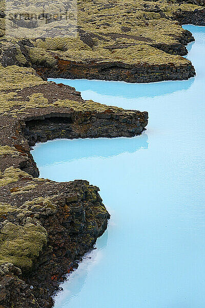 Atemberaubende Luftaufnahme des türkisblauen Wassers  das einen dynamischen Kontrast zu den moosbedeckten Lavafeldern entlang der Küste Südislands bildet; Blaue Lagune  Südisland  Island