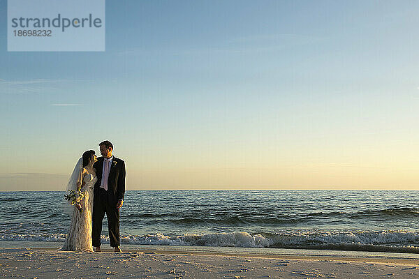 Braut und Bräutigam an einem Strand in Florida; Panama City Beach  Florida  Vereinigte Staaten von Amerika