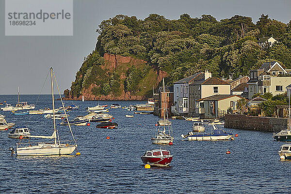 Festgemachte Boote füllen den malerischen Hafen von Shaldon an der Mündung des Flusses Teign  Devon  Südwestengland; Sheldon  Devon  England