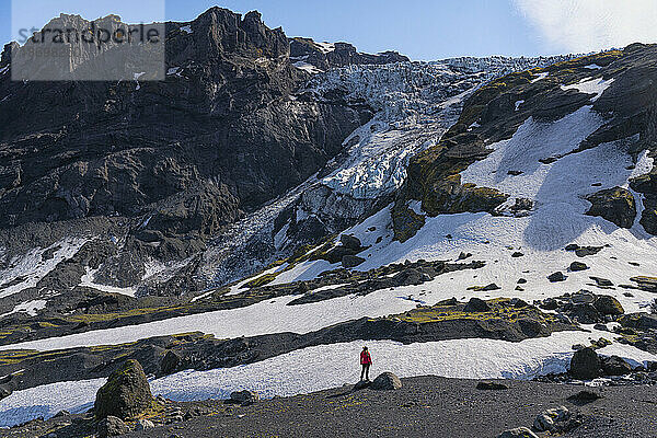 Frau erkundet das Gebiet des Eyjafjallajökull  wo an der Südküste Islands der berühmte Vulkanausbruch stattfand; Hella  Südisland  Island