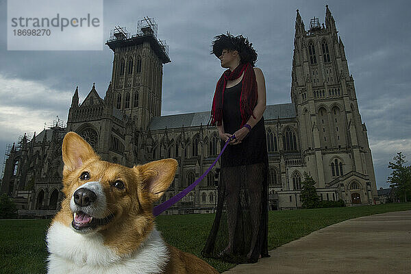 Junge Frau und ein Hund vor der Washington National Cathedral in Washington  DC  USA; Washington  District of Columbia  Vereinigte Staaten von Amerika