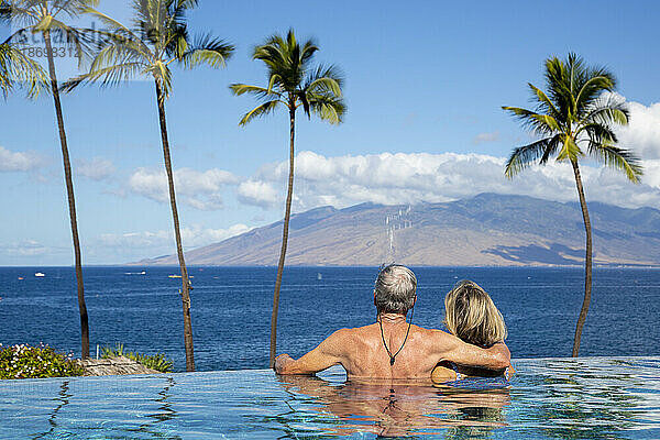 Blick von hinten auf ein Paar  das den Meerblick vom Infinity-Pool im Four Seasons Resort genießt; Wailea  Maui  Hawaii  Vereinigte Staaten von Amerika