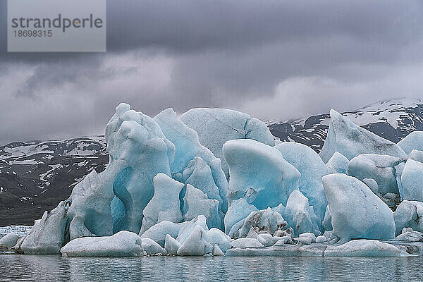 Nahaufnahme der Eisberge und blauen Eisformationen des Fjallsjökull-Gletschers von der Fjallsarlon-Gletscherlagune aus gesehen  am südlichen Ende des berühmten isländischen Gletschers Vatnajökull im Süden Islands; Südisland  Island