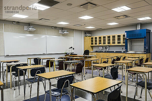Wissenschaftslabor-Klassenzimmer in einer kürzlich renovierten und modernisierten ländlichen High School; Namao  Alberta  Kanada