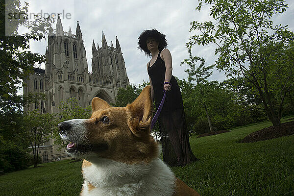 Junge Frau und ein Hund vor der Washington National Cathedral in Washington  DC  USA; Washington  District of Columbia  Vereinigte Staaten von Amerika