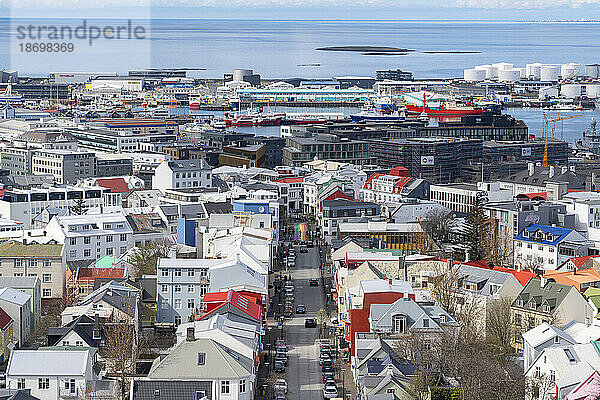 Eine Luftaufnahme der Innenstadt von Reykjavík mit Häusern  Industriegebäuden und Hafen  gesehen von der Spitze der Kirche. Die bunten Häuser erzeugen einen schönen Effekt; Reykjavík Island