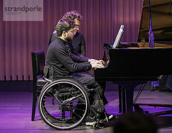 Ein leistungsfähiger Konzertpianist tritt mit einem anderen Pianisten auf  der eine Rückenmarksverletzung hat; Edmonton  Alberta  Kanada