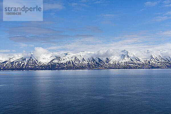 Die wunderschönen schneebedeckten Berge der Nordfjorde in Nordisland mit einem strahlend blauen Himmel darüber; Nordisland  Island