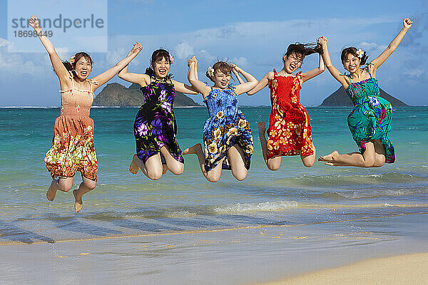 Gruppe japanischer Studenten im Urlaub am Lanakai Beach mit den Mokes Islands im Hintergrund Oahu  Hawaii  Vereinigte Staaten von Amerika