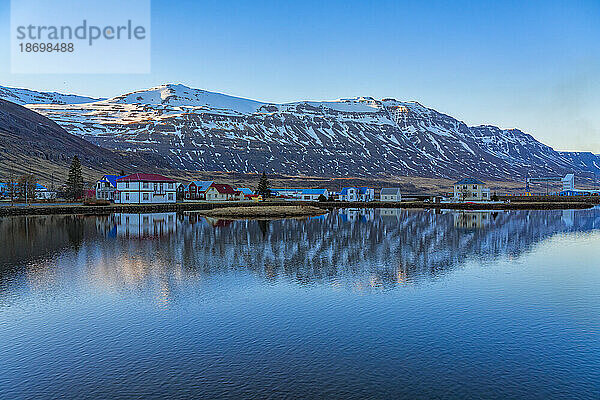 Malerische Aussicht auf die Stadt Seyðisfjörður (Seydisfjördur)  die sich im klaren  blauen Wasser spiegelt; Ostfjorde  Ostisland  Island