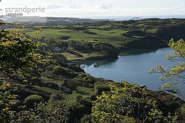 Malerische Aussicht auf die Hügel und das Ackerland rund um Lough Hyne im Knockomagh Wood; Baltimore  West Cork  Irland