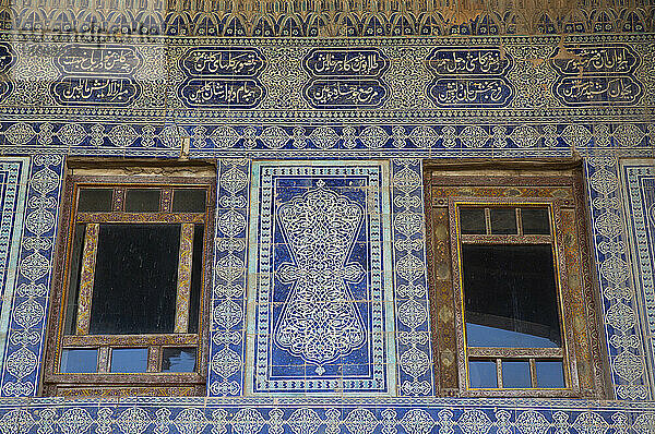 Fenster und geflieste Wand im Emir's Wives Quarters  Tash Khauli Palace  1830  Itchan Kala; Chiwa  Usbekistan