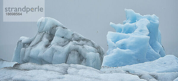 Nahaufnahme wunderschöner Eisberge und erstaunlicher blauer Eisformationen und Formen der Gletscherlagune Jökulsárlón am südlichen Ende des berühmten isländischen Gletschers Vatnajökull im Süden Islands; Südisland  Island