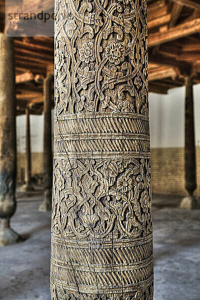 Nahaufnahme des dekorativen Designs einer Karagacha (Säule) im Inneren der Juma-Moschee in Itchan Kala  einem UNESCO-Weltkulturerbe; Chiwa  Usbekistan