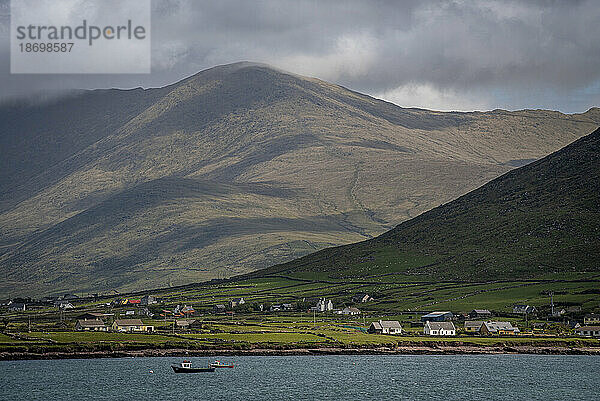 Blick auf das Dorf Murreagh und die Küste über die Ballyferriter Bay auf der Dingle-Halbinsel im Atlantik; Grafschaft Kerry  Irland