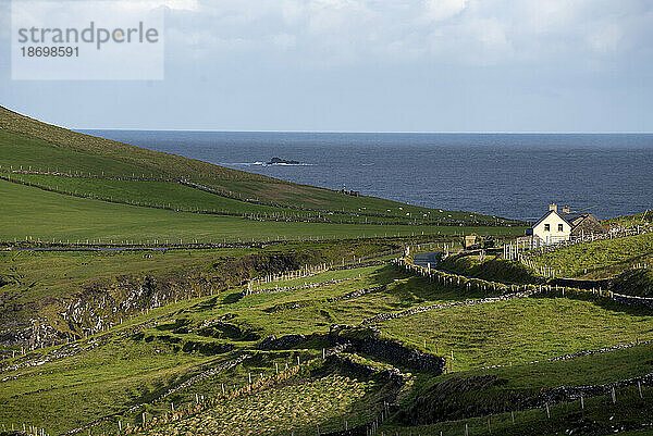 Traditionelles Küstenhaus an der Atlantikküste auf der Dingle-Halbinsel; Grafschaft Kerry  Irland