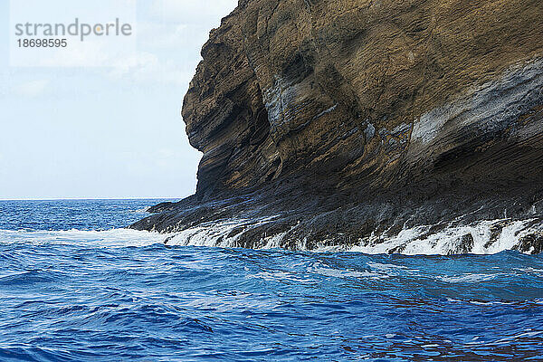 Das Meer  das die Rückseite der Felswand der halbmondförmigen Vulkaninsel Molokini im Alalakeiki-Kanal vor Maui im ??Maui County herunterspült; Maui  Hawaii  Vereinigte Staaten von Amerika