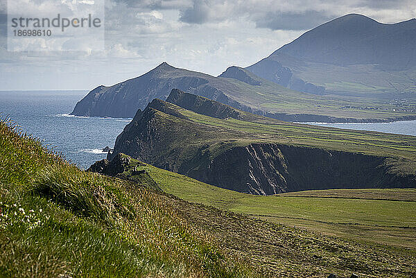 Blick vom Sybil Head auf die Berggipfel der Three Sisters entlang der Atlantikküste auf der Dingle-Halbinsel; Grafschaft Kerry  Irland