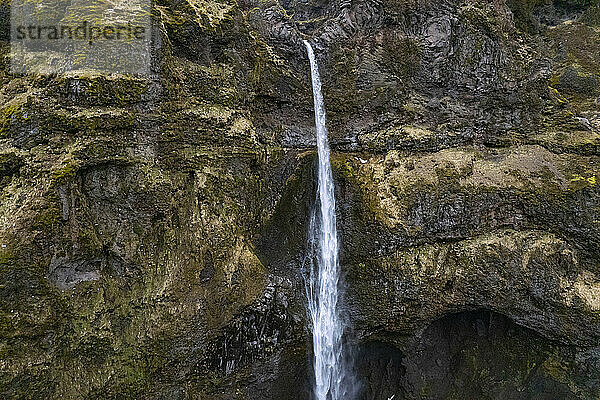 Nahaufnahme eines stürzenden Wasserfalls gegen die felsigen Klippen im Wanderparadies Mulagljufur Canyon; Südisland  Island